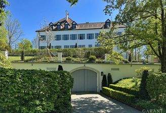 Schlossansicht mit TG-Einfahrt