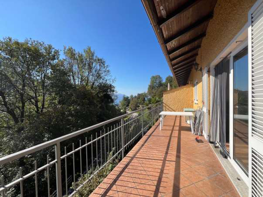 Großer, teils überdachter Balkon