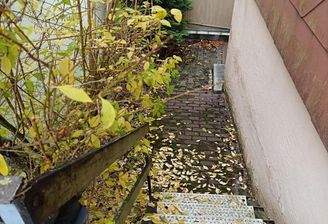 Weg seitlich führt hinter das Haus