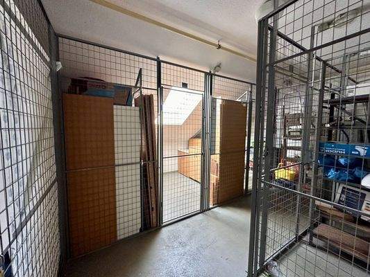 Abstellfläche oben, außerhalb der Wohnung