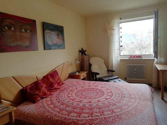 Schlafzimmer inklusive Massagestuhl