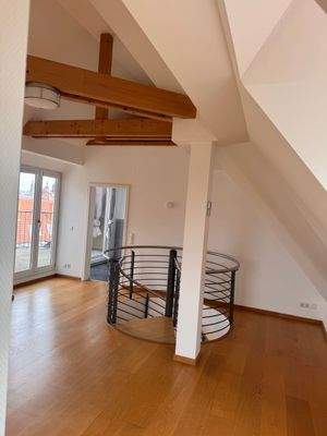 Wendeltreppe zum Schlafzimmer mit Bad.jpg