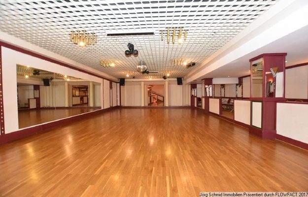 Tanzsaal im Untergeschoss mt Sitzgelegenheit