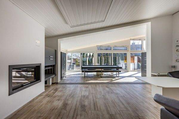 Cheminée, versenkter TV, überhohe Decke und eine Grosszügigkeit sondergleichen im offenen Wohnbereich