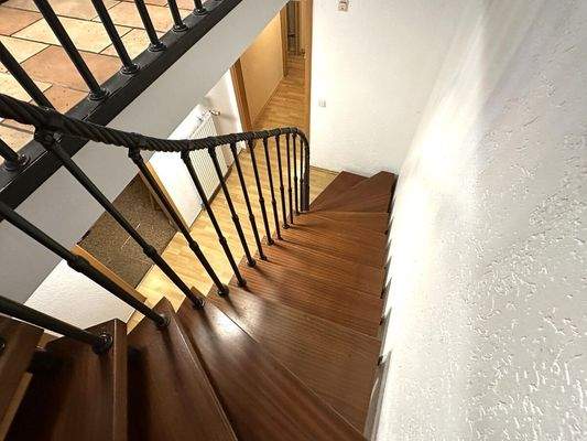 Treppe von EG in den Kellerbereich ...