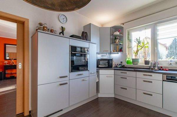 Küche mit direktem Zugang zum Wohnzimmer