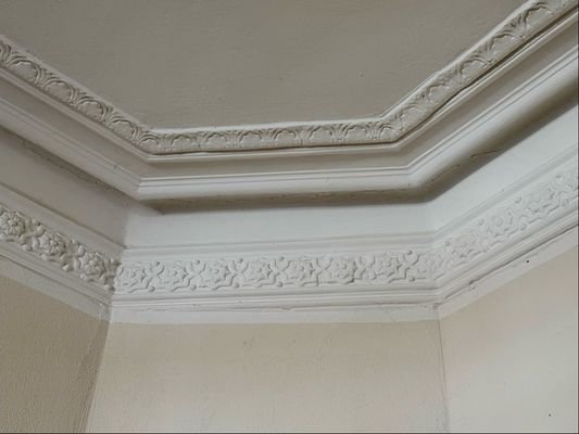 Stilelement Stuck an der Decke-Wand
