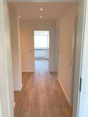 Flur mit integrierten Deckenspots