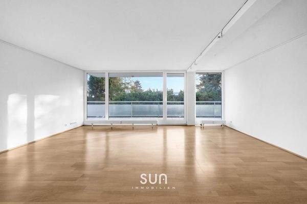 LICHTDURCHFLUTETES WOHNZIMMER