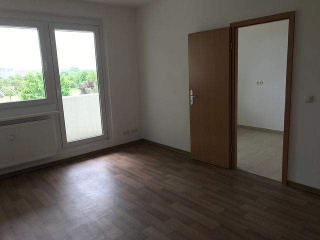 Eine attraktive 3-Raumwohnung im 2.Obergeschoss mit Balkon in Wolfen-Nord wartet auf Sie - Foto 3