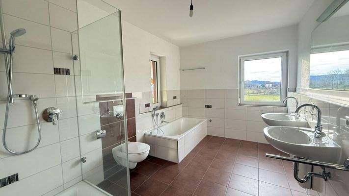 sehr geräumiges Tageslicht-Badezimmer