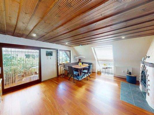 Großes Wohnzimmer mit Balkon