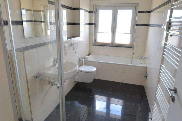 Bad mit Wanne und Dusche