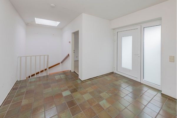 Flur mit Treppe nach unten