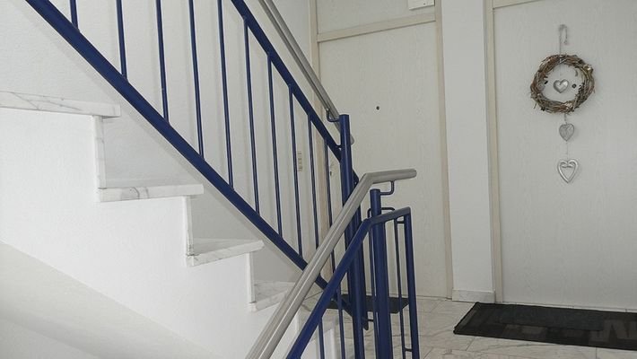 Treppenhaus mit Wohnungszugang - links