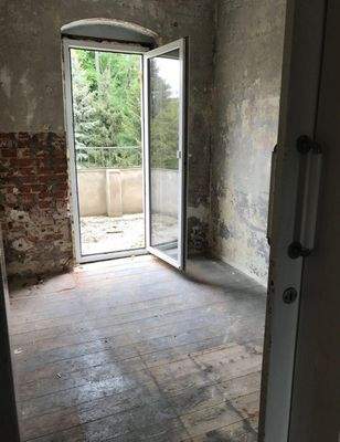 Zimmer mit Zugang zum Balkon