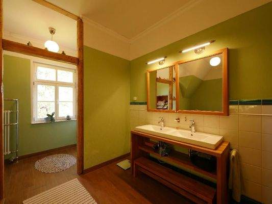  OG | Bad mit DOPPELWASCHBECKEN - Dusche verborgen