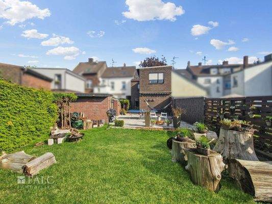 Garten mit Blick aufs Haus