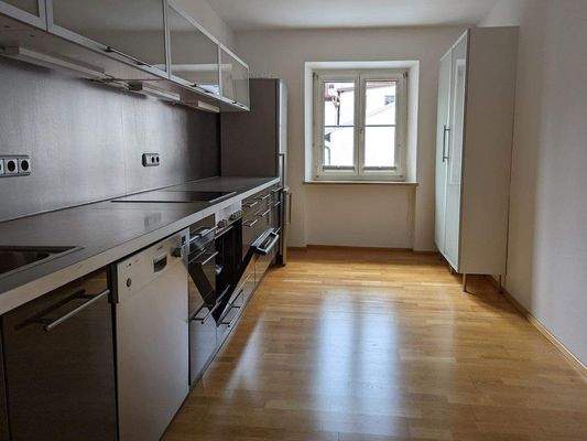 Küche mit Fenster und EBK