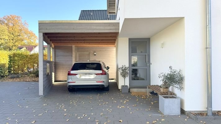 Carport und Eingangsbereich