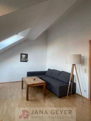 Wohnzimmer mit offener Küche