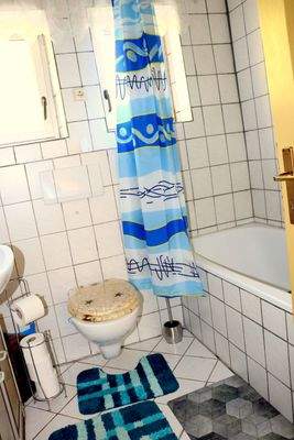 Bad mit WC und Waschbecken