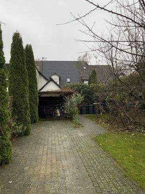 Gartenbereich mit Carport