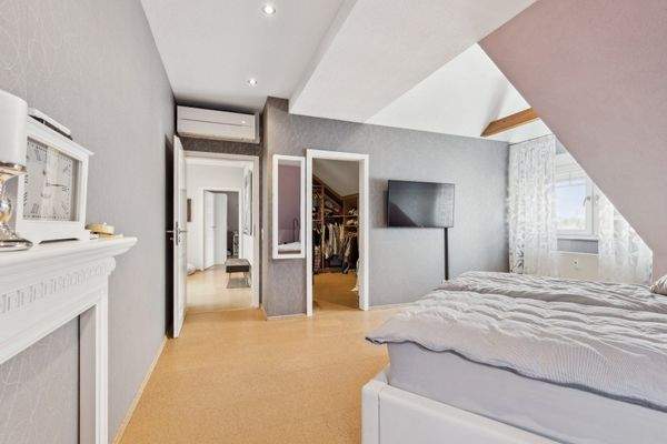 1. Schlafzimmer mit Ankleide