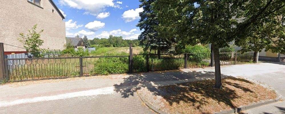 Frontansicht zum Baugrundstück