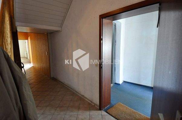 Treppenhaus mit Blick auf Eingang Laden