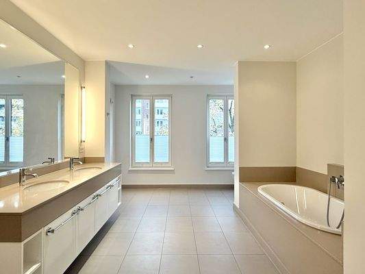 Masterbad mit Fenster