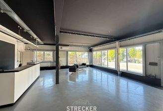 Ausstellungsfläche mit Theke