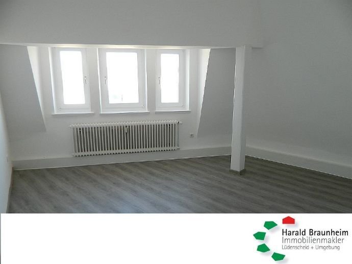 Renovierte Dachgeschoßwohnung für Altbauliebhaber, ca. 90m², Stadtzentral!