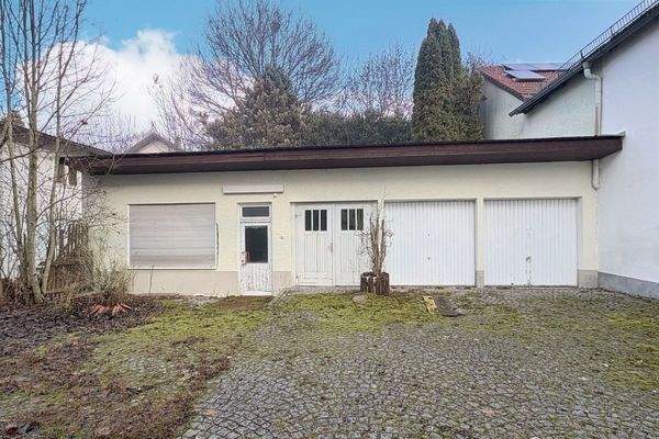 Nebengebäude (Garagen/ehem. Hallenbad)