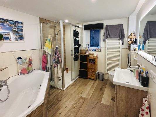 Bad mit Wanne und Dusche OG