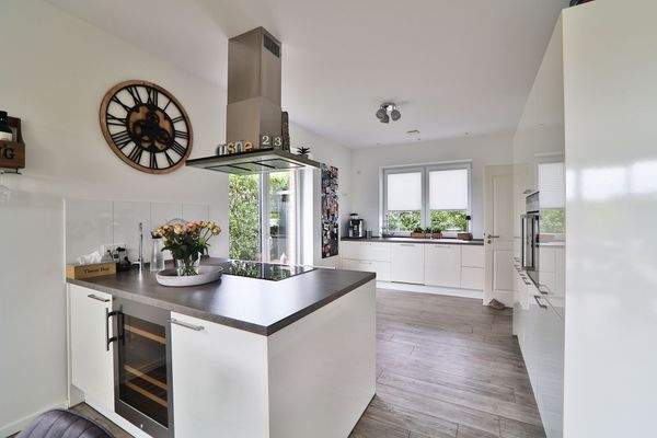 Einbauküche mit Kochinsel