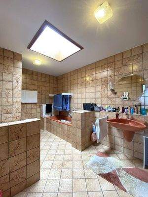 Bad mit Wanne und Dusche 