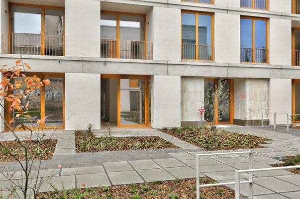 Angelegter Innenhof mit Fahrradstellplätzen