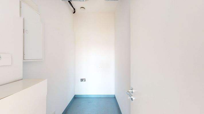 Abstellraum mit WM-Anschluss (Musterwohnung)