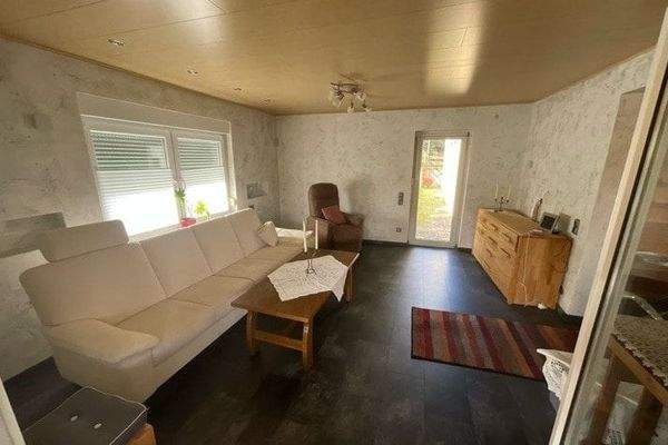 Zimmer EG mit Ausgang in den Garten