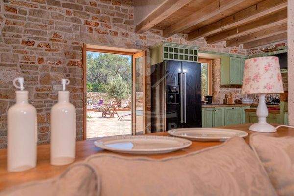 Das Haupthaus bildet ein mediterranes Wohnparadies