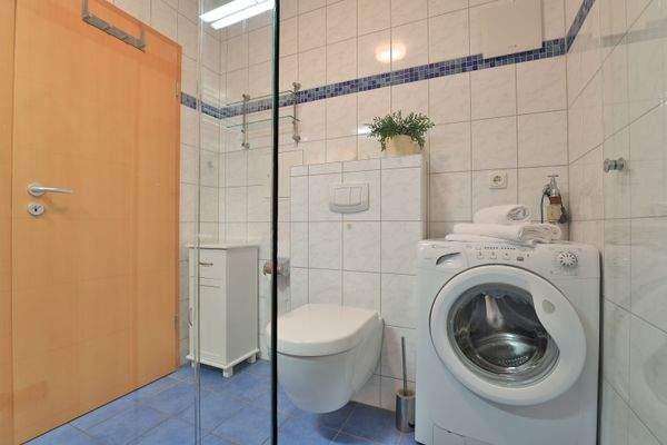 Duschbad mit verfügbarer Waschmaschine