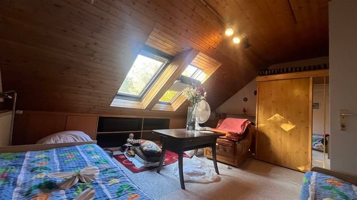 Umgebautes Zimmer im Dachgeschoss