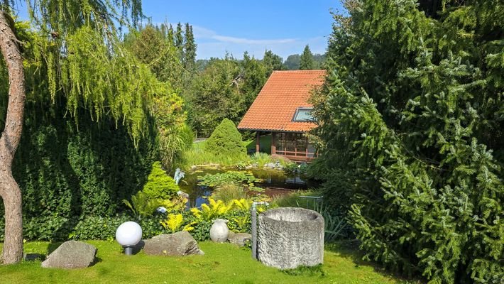 Sommerlicher Garten mit Teich