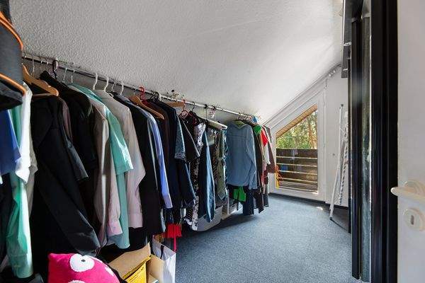 Großer, begehbarer Ankleideraum