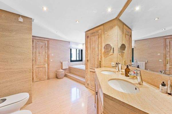 Suite bathroom in master bedroom in apartment in Bendinat