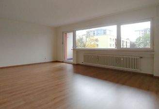 Über 30 m² großes Wohnzimmer mit Zugang zum Westbalkon