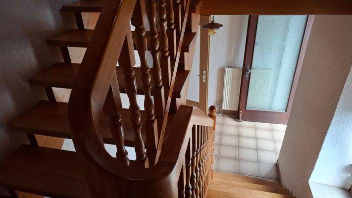 Treppenhaus zu EG und Keller