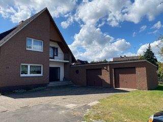 Hauseingang und Garagenhof