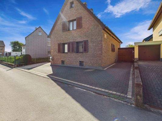 Hausfront mit Garage